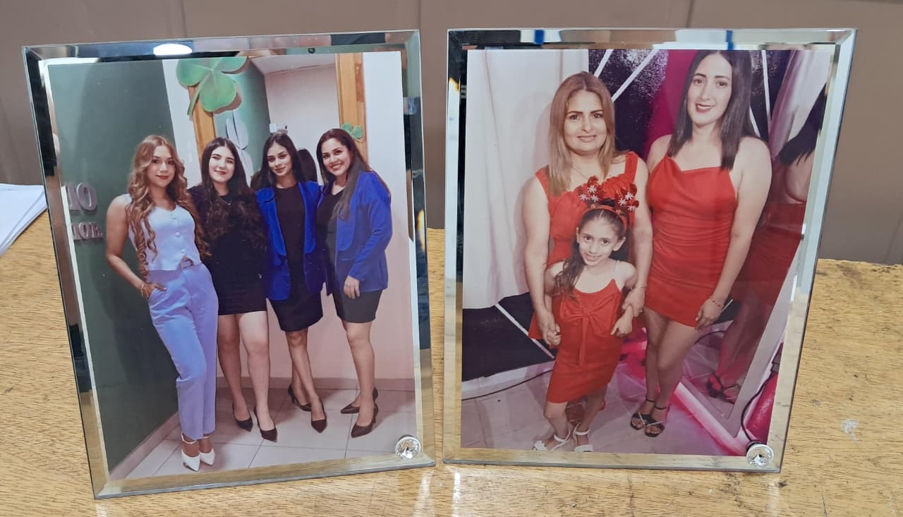 Dos cuadros de vidrio personalizados con fotos familiares