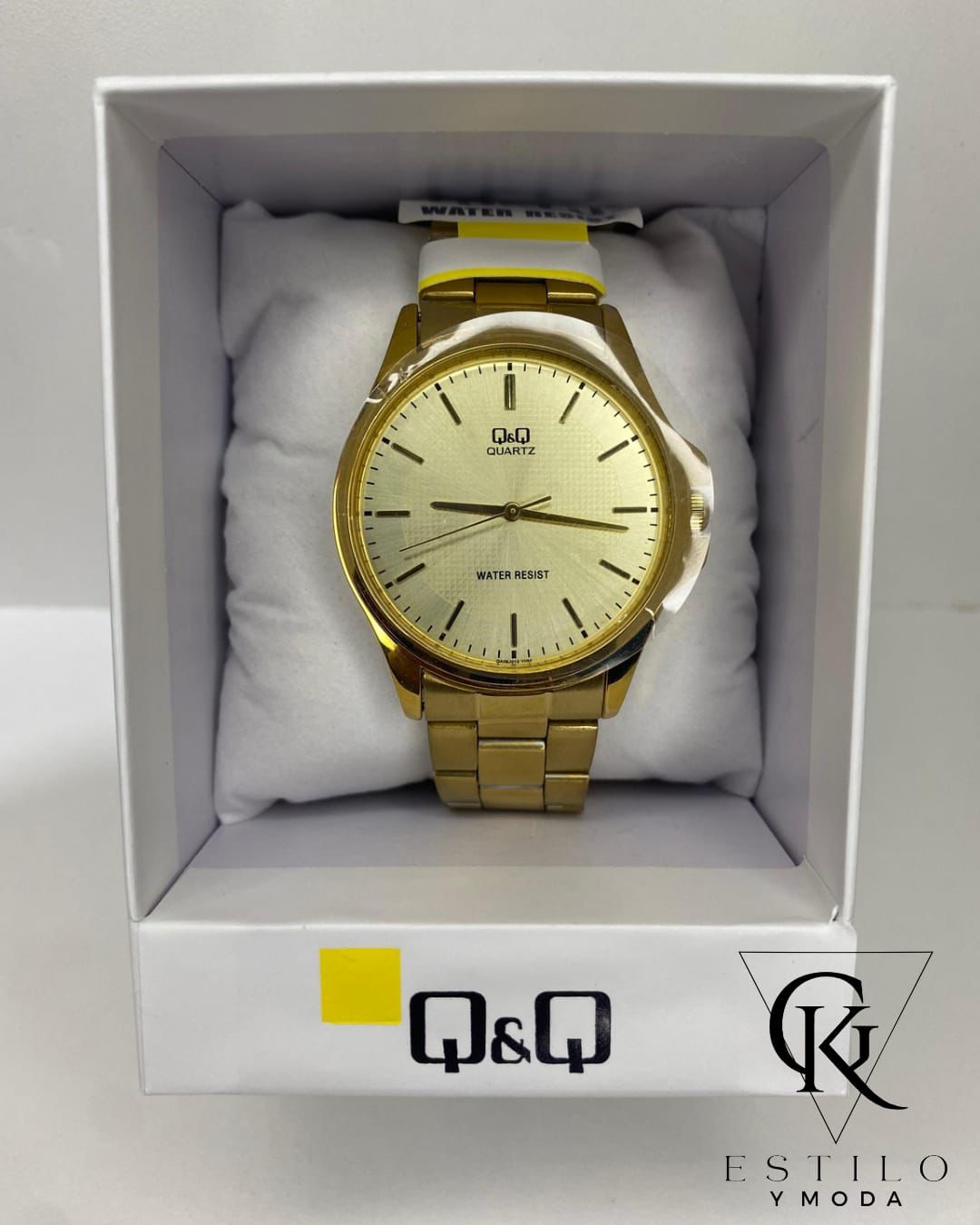 Reloj Q&Q dorado presentado en caja